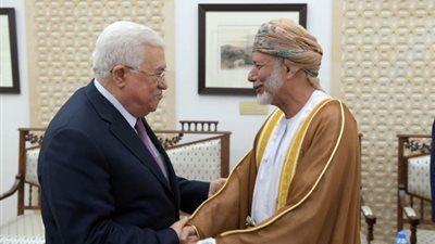صور| استقبال أبو مازن مبعوث قابوس في رام الله 