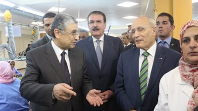 صور.. جولة وزيرا الإنتاج الحربى والكهرباء أثناء افتتاح خط إنتاج العدادات الذكية