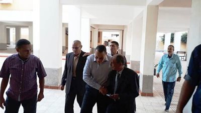 صور.. محافظ الشرقية يشارك طلاب معهد أنوار الحرمين النموذجي طابور الصباح