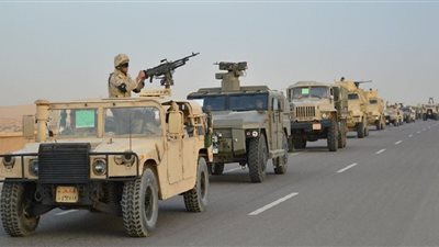 القوات المسلحة : تدمير 25 عربة دفع رباعي محملة بأسلحة وبضائع مهربة في سيناء 