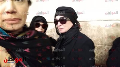 نجلاء فتحي في جنازة حمدي قنديل .. حزن وصدمة والزمن غير الملامح