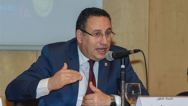 الدكتور عبد العزيز