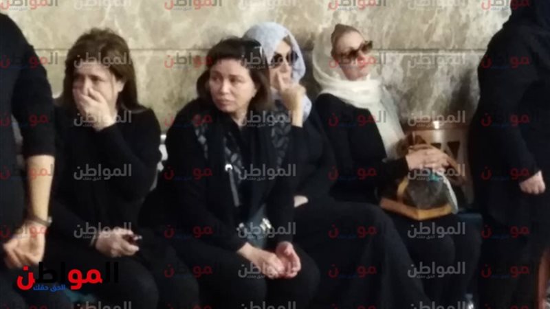انهيار يسرا في جنازة