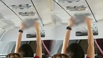مش هنا يا حاجة..صينية تجفف ملابسها الداخلية على الطائرة!