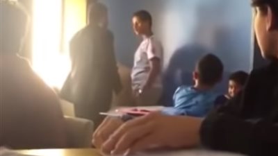 يامفتري .. شاهد اعتداء معلم على طالب بطريقة وحشية  