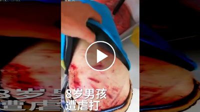 ايه ياعم مفيش رحمة عندك .. أب يعتدي على ابنه والسبب!