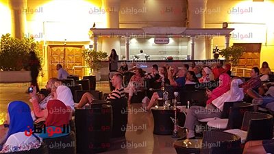فيديو .. مفاجأة في ليلة منتدى شباب العالم يستقبلها الحضور بالشيشة التفاح