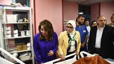 وزيرتا التضامن والصحة تتفقدان المصابين في حادث المنيا بمستشفى الشيخ زايد