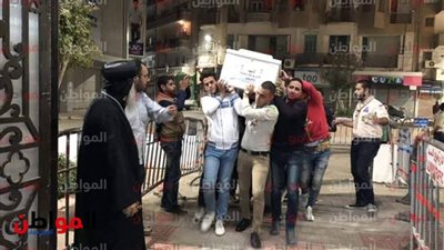 صور..  لحظة وصول جثامين شهداء دير الأنبا صموئيل فى المنيا إلى كنيسة الأمير تادرس