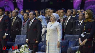  شاهد لحظة وقوف الرئيس السيسى وزوجته والمسئولين دقيقة حدادًا على أرواح شهداء حادث المنيا الإرهابى 