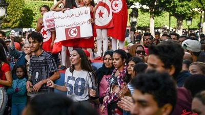 صور| جمهور مهرجان أيام قرطاج يحاربون الإرهاب في شارع الحبيب بورقيبه
