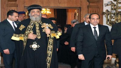 السيسي يتصل هاتفيا بالبابا تواضروس ويقدم تعازيه في شهداء الحادث الإرهابي