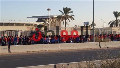 صور.. تفتيش ذاتي وكثافة جماهيرية قبل مباراة الأهلي والترجي