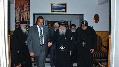 صور.. محافظ البحيرة ومدير الأمن يقدمان العزاء فى شهداء حادث المنيا بمطرانية دمنهور