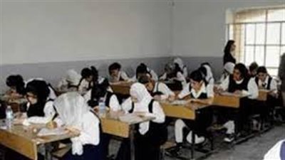 مدرس يتحرش بطالبة ثانوي ويقوم باحتضانها عنوة في بنها
