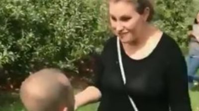 سيبيه يمسكها يا فوزية.. لن تصدق رد فعل فتاة عندما طلب شاب الزواج منها