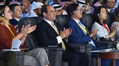 الرئيس السيسى: الحكومة بتجرى علشان تغير الواقع 