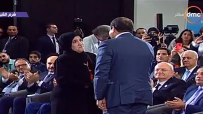 فيديو.. الرئيس السيسي يصافح والدة الراحل عبد الوهاب يسري
