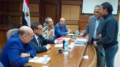 خلال لقائه الأسبوعي.. محافظ البحيرة يلتقى 36 مواطن لبحث شكواهم ومطالبهم