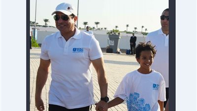 السيسي يدً بِيدِّ مع هذا الطفل في ماراثون الدراجات..من هو!