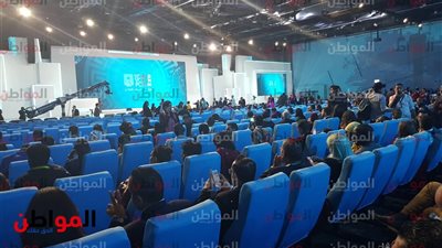 صور .. دخول المشاركين لجلسة ختام منتدى شباب العالم 2018 انتظارا للرئيس السيسي