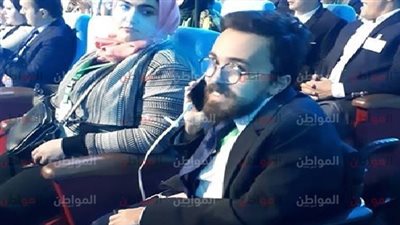 صور| شاب من ذوي الاحتياجات الخاصة يترقب الجلسة الختامية لمنتدى شباب العالم