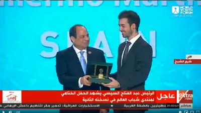 خلال الجلسة الختامية لمنتدى شباب العالم.. السيسي يكرم بعض مؤسسي 