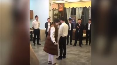 ليه بيديكم كام.. شاهد أكل الصراصير عقاب للموظفين والسبب 
