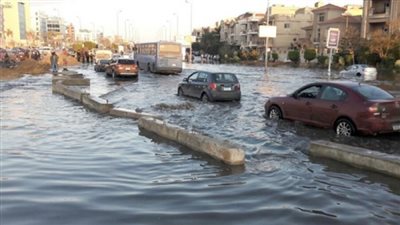 ماسورة مياه تحاصر محيط مترو حلوان عقب انفجارها 