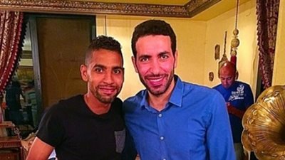 صور.. هدية مؤمن زكريا لأبوتريكة في عيد ميلادة الـ40