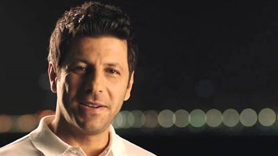 فيديو| وصلة غزل بين إياد نصار وزوجته على الهواء 