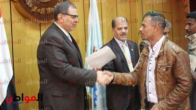 صور| وزير القوى العاملة يسلم عقود عمل لعدد من الشباب بإحدى دول الخليج