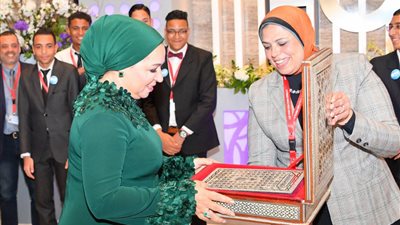 صور.. قرينة الرئيس تلتقي مجموعة من طلاب مدرسة الأمل للصم والبكم