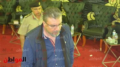 صور| الإعلامي عمرو الليثي يصل عزاء الراحل حمدي قنديل