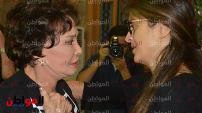 صور| الحزن يخيم على الفنانة لبلبة في عزاء الراحل حمدي قنديل