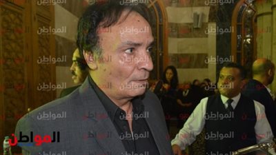 صور| حمدي الوزير يصل عزاء الراحل حمدي قنديل 