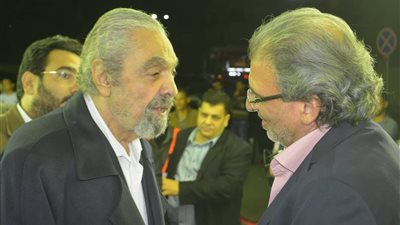 صور| سمير الإسكندراني وخالد يوسف في عزاء حمدي قنديل