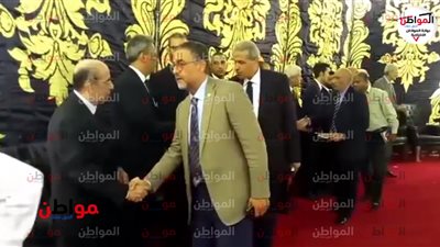 فيديو| أسرة حمدي قنديل تتلقى العزاء وسط غياب زوجته الفنانة نجلاء فتحي 