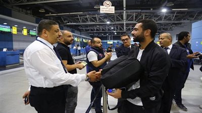 جماهير الأهلي تستقبل أحمد فتحي في المطار 