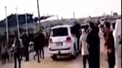 فيديو| موكب محمد العمادي في غزة يتعرض للرشق بالحجارة