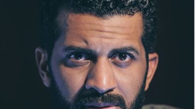 إنفوجراف| كريم قاسم سرور.. المهندس الذي أبدع في الإخراج وتألق في التمثيل 