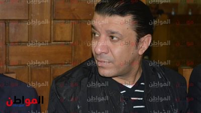 مصطفى كامل يشارك في عزاء حمدي قنديل زوج نجلاء فتحي