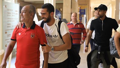 صور.. رباعي الأحمر يصل فندق إقامة الأهلي