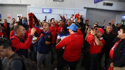 جمهور الأهلي يتوافد على مقر إقامة الفريق بتونس