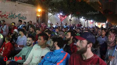 صور .. فتاة وحيدة بين الرجال داخل المقهى حبا في الأهلي 