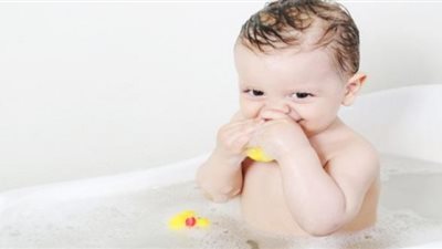لهذه الأسباب لا تتركي طفلك في حوض الاستحمام بمفرده