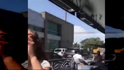 دماغها مهوية.. فتاة تشرب الخمر بشكل مثير .. وهذا رد فعل الجرسون