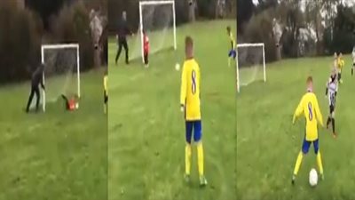 حلق علية وازنقه .. أب ينقذ مرمى ابنه من هدف بطريقة مضحكة 