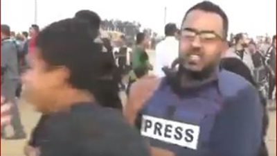 كان معكم نادر سيف الدين.. مراسل تلفزيوني يصفع متظاهرا بغزة والسبب!