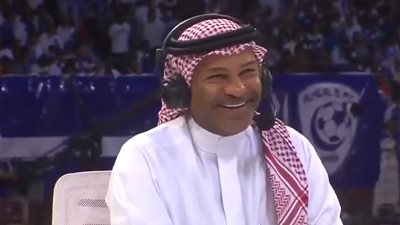 فيديو| لحظة اصطدام كرة قدم بمحلل مباريات على الهواء 
